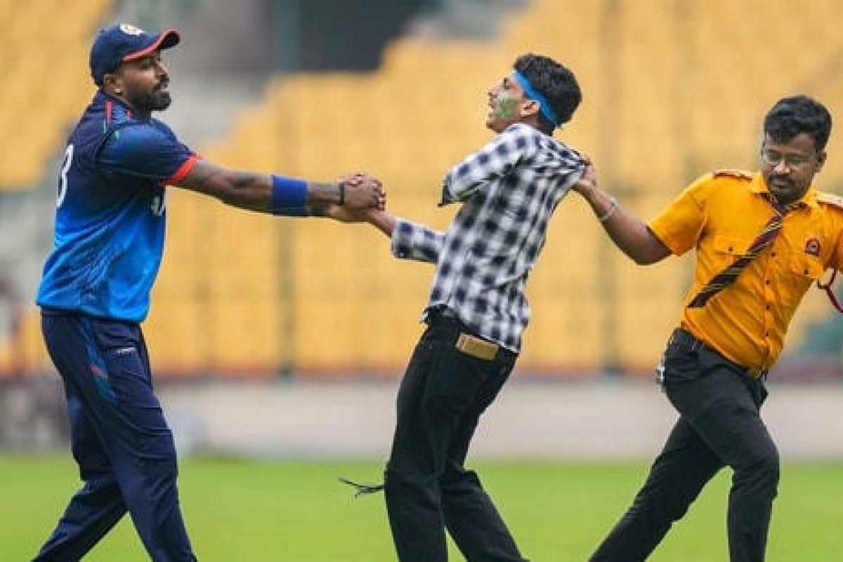 Hardik Pandya intervenes to prevent security from penalizing fans who invaded the pitch to meet him, earning a massive cheer from the Bengaluru crowd.